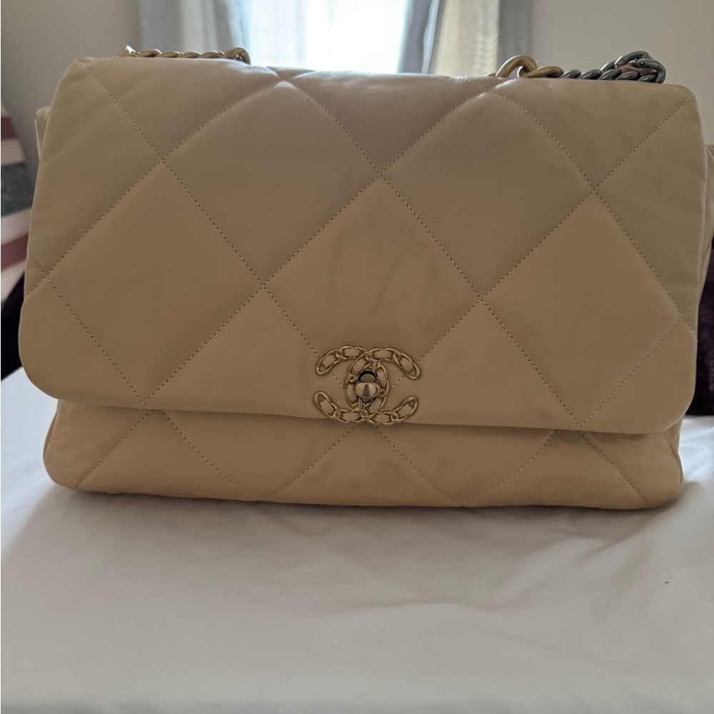 CHANEL Cream Quilted Leather Shoulder Bag with Gold Chain